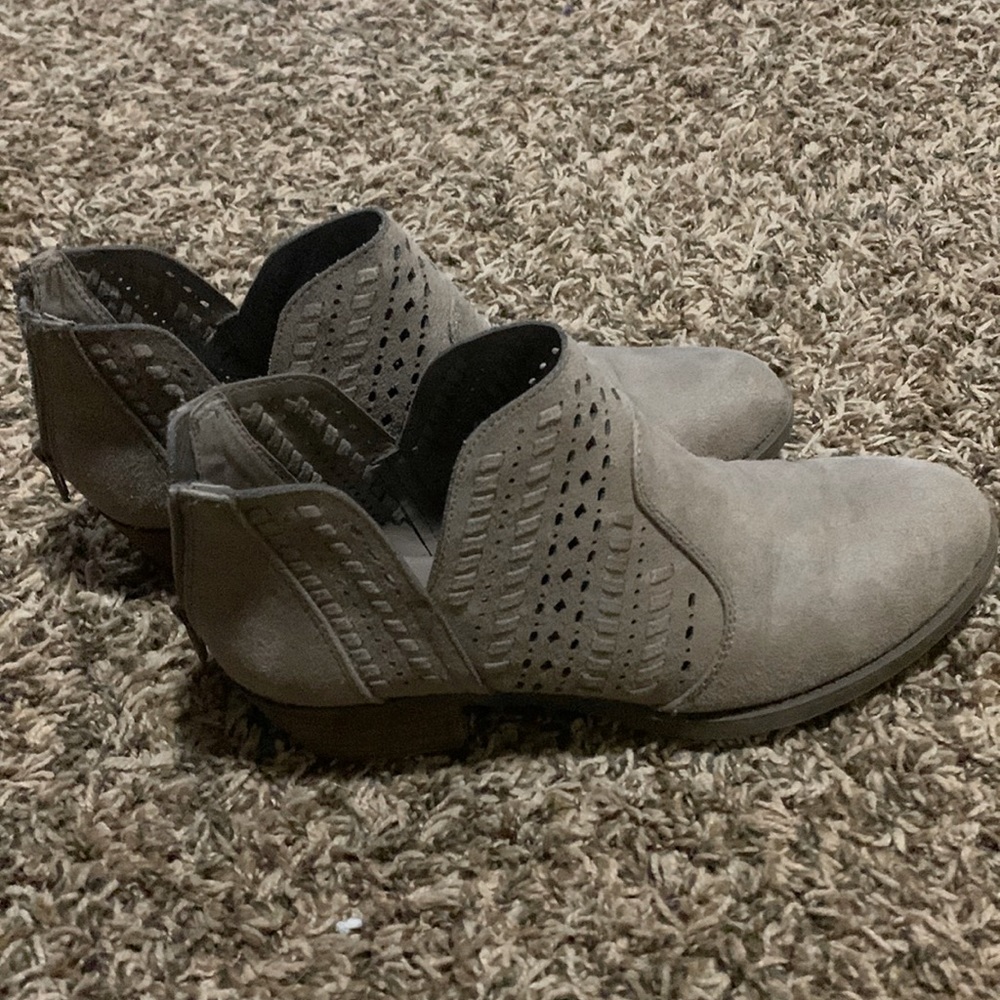 Size 7 Brown Carlos Santana booties
